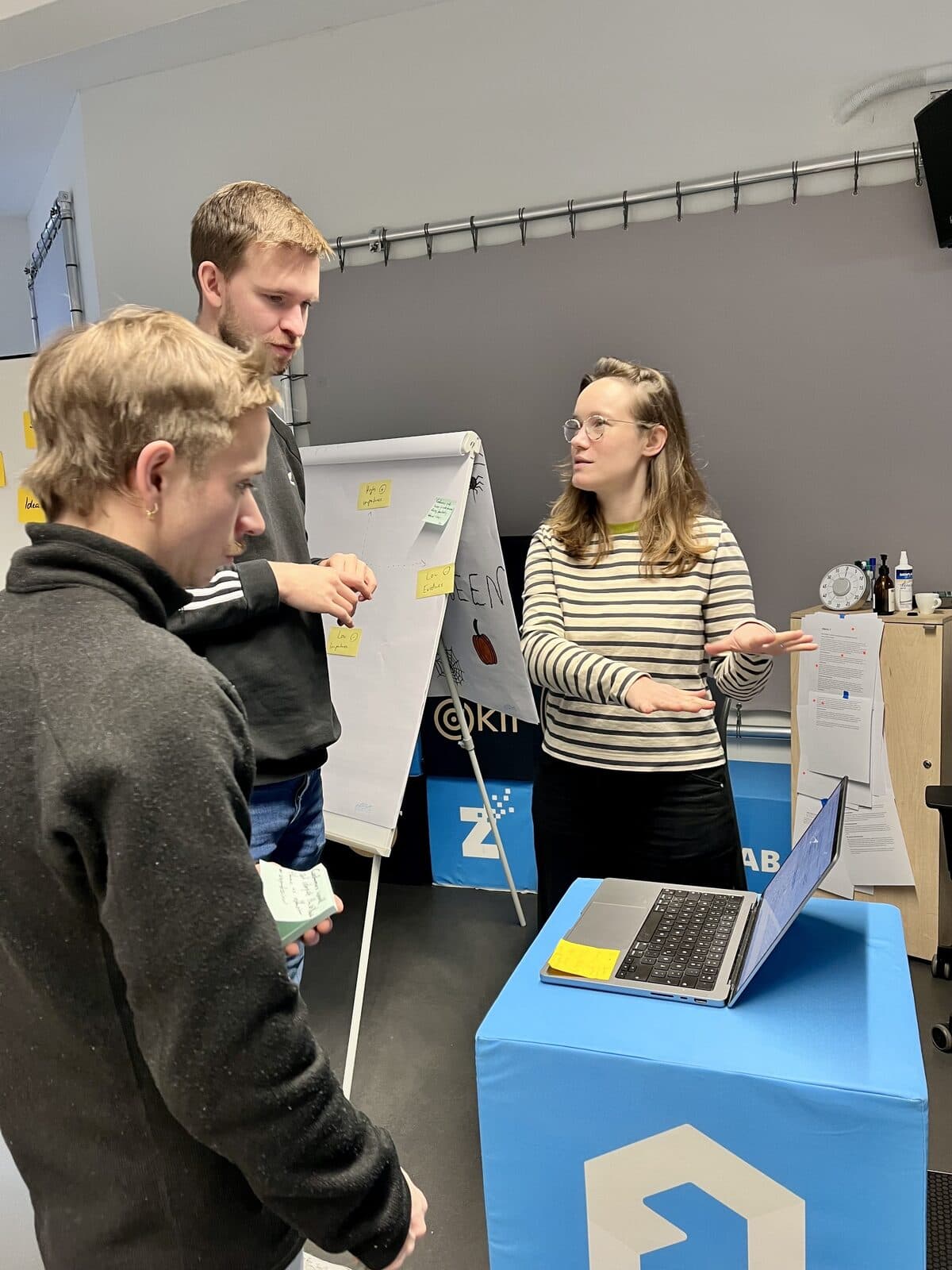 Hannah Kelbel working through an assumption map with a team at the Product Dojo at Zeppelin Lab